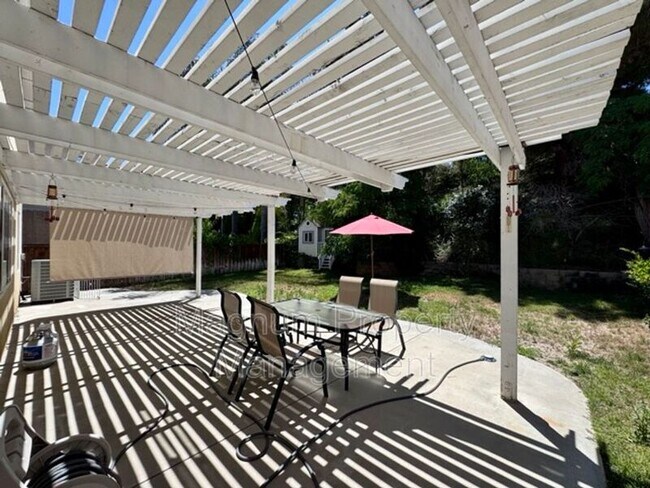 Building Photo - 30997 Oakhill Dr