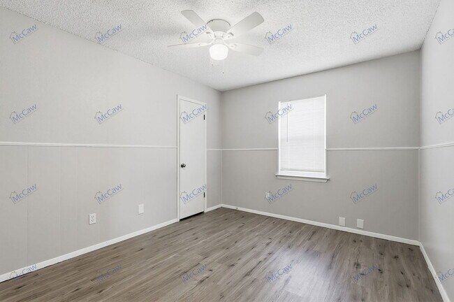 Building Photo - 217 Joyce St