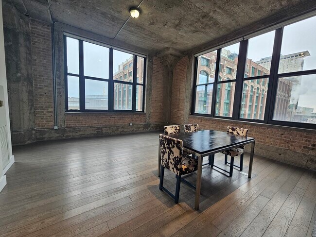 Building Photo - 320 E 21st St