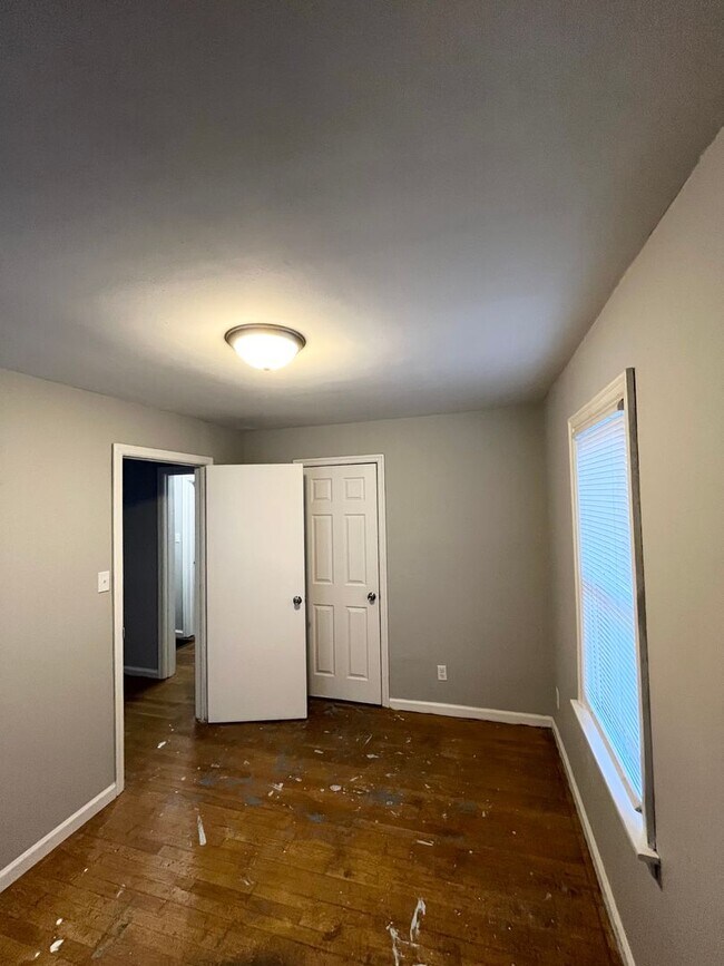Building Photo - 4 bedroom 1.5 bathroom single family home