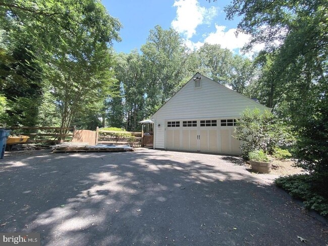 Building Photo - 725 Forest Park Rd