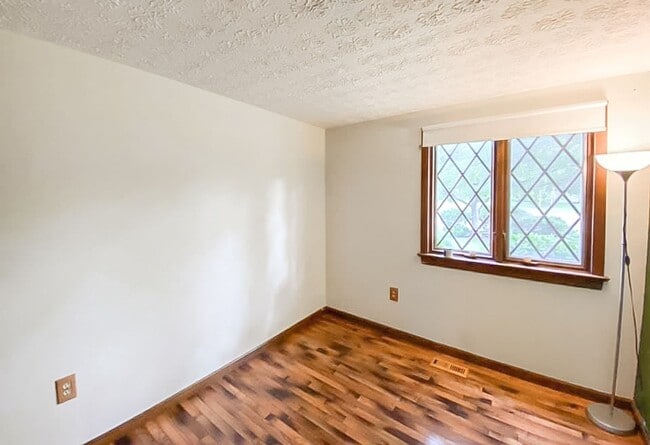 Building Photo - Charming 2-Level, 3 Bedroom 2 Bathroom Hom...