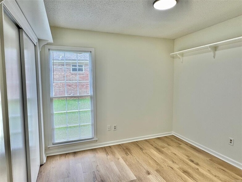 Building Photo - 2905 Willow Ln Dr