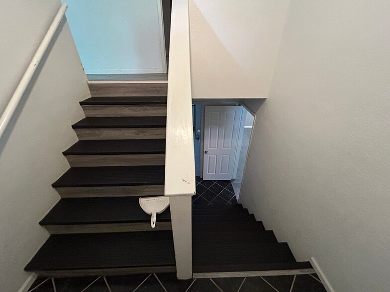 Building Photo - 2725 Ponderosa Dr