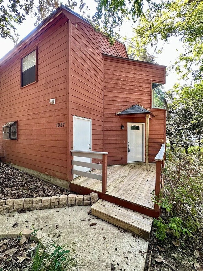 Building Photo - "Two story, 2 bedroom / 2.5 bathroom townhome near Hilaman Golf Course available for August move-...