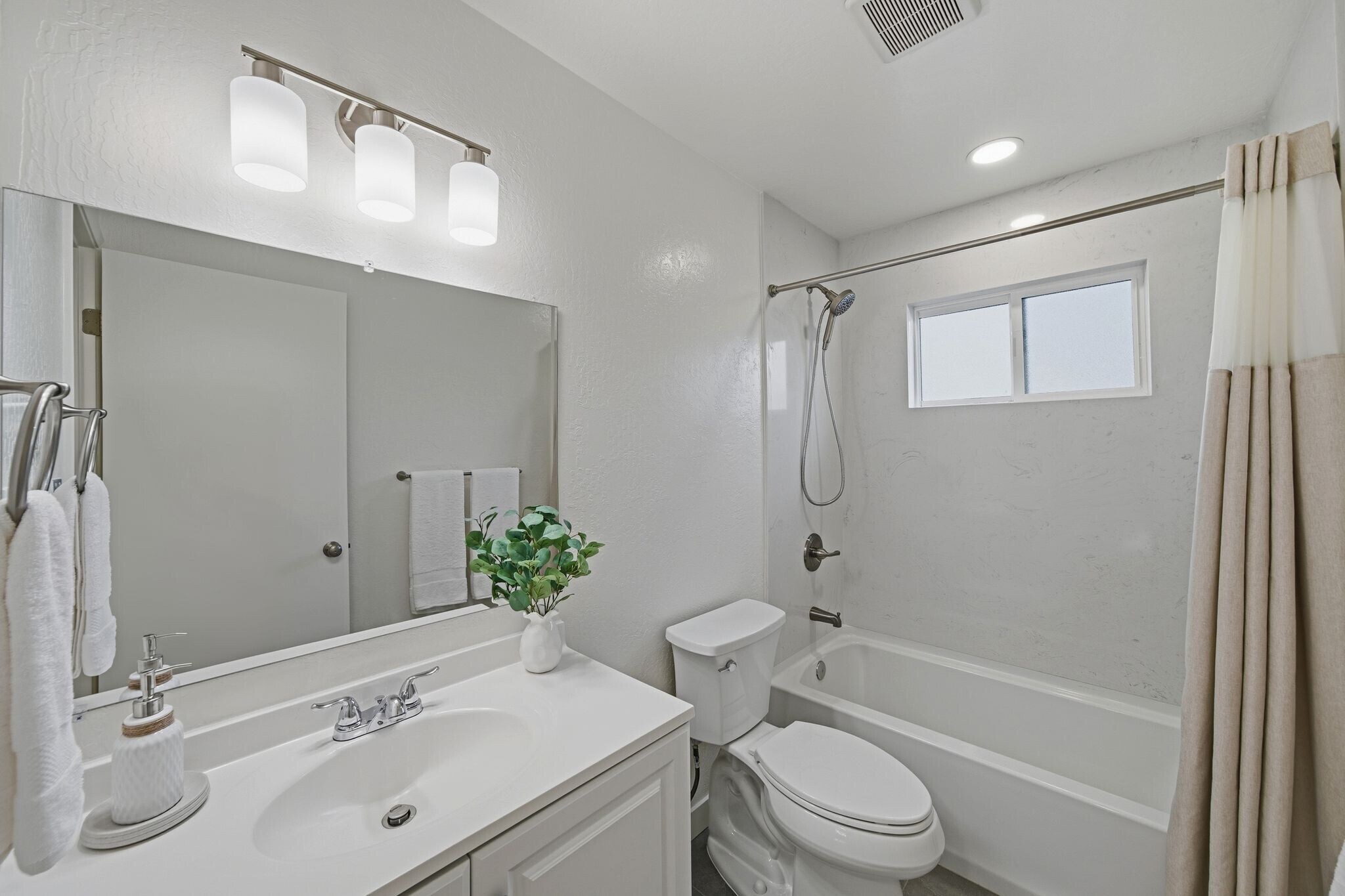 Building Photo - 1731 Ross Cir