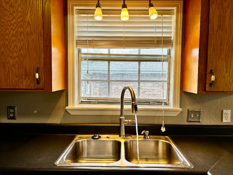 Building Photo - 1907 Cottonwood St