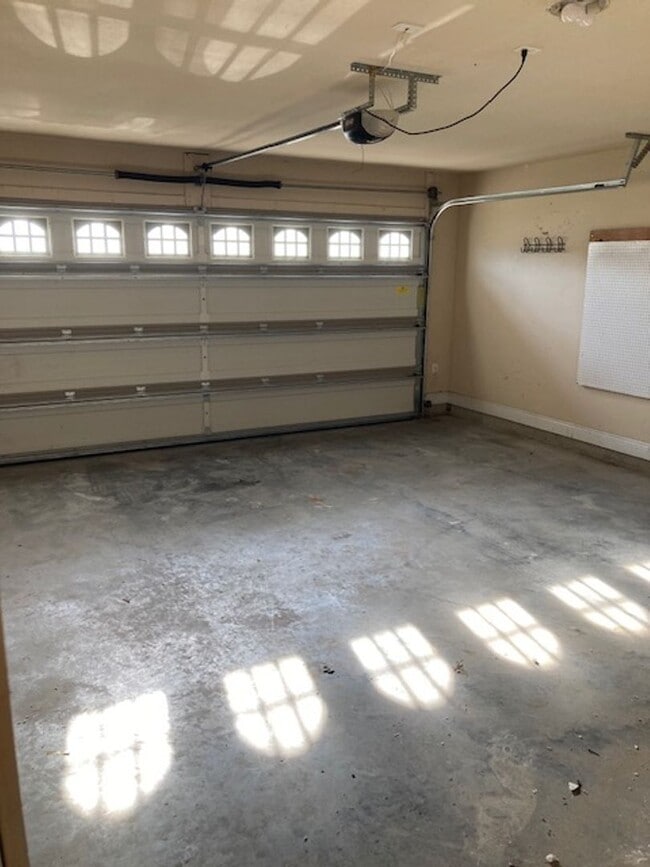 Building Photo - Spacious 4 Bedroom