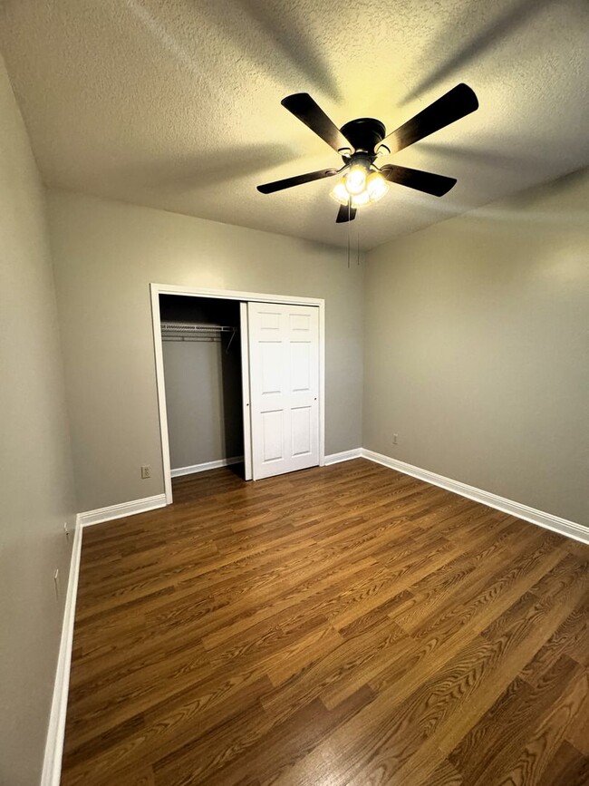 Building Photo - Move-In Special!! 1/2 Off First Month's Re...