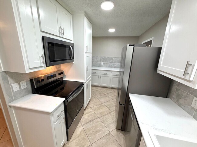 Building Photo - Gorgeous remodeled home in the heart of Cove!!