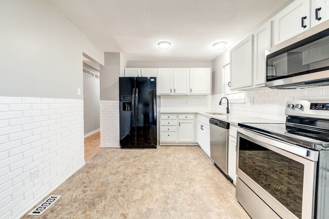 Building Photo - 3633 Shores Dr