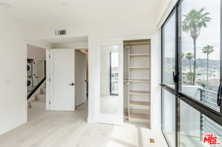 Building Photo - 105 S Doheny Dr