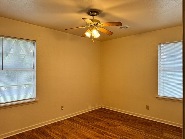 Building Photo - 2321 McKenzie Dr