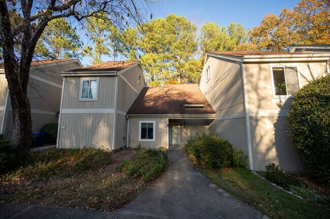 Building Photo - Beautifully Updated 2-Bedroom Condo in Fiv...