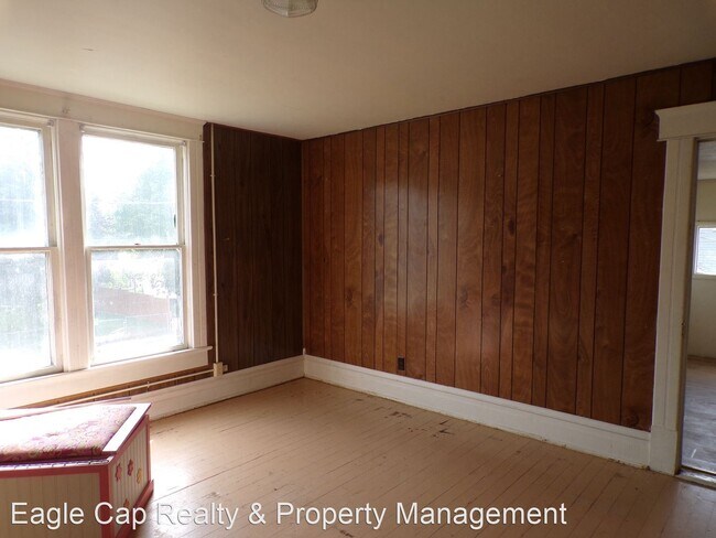 Building Photo - 3 br, 1.5 bath House - 164 E Delta