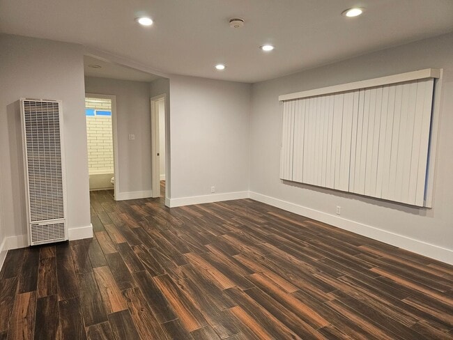 Building Photo - 2 Bed, 1 Bath Home in East Richmond Heights