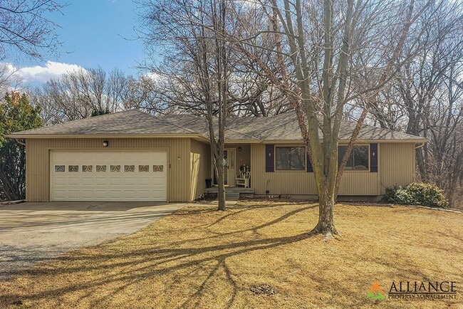 Building Photo - Amazing, Spacious Home! Pet Friendly!
