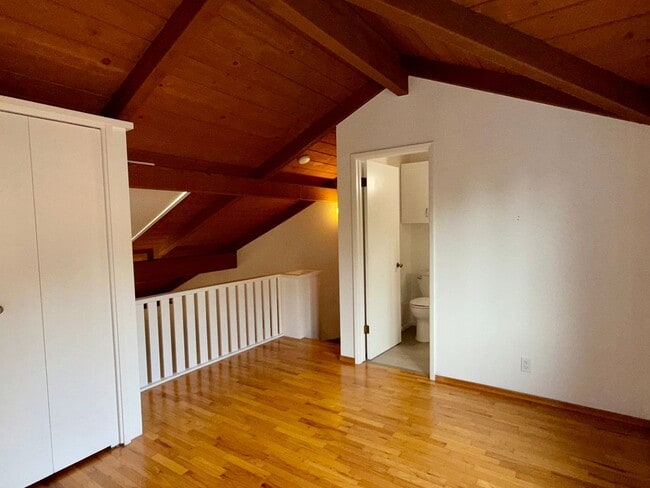 Building Photo - Carriage House