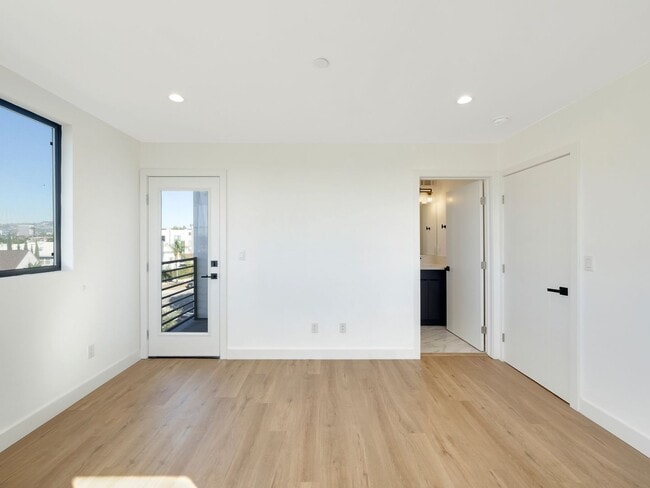 Building Photo - Massive 4 & 5 Bed Luxury Townhomes