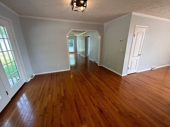 Building Photo - Leicester - Immaculate home on 3/4 acre