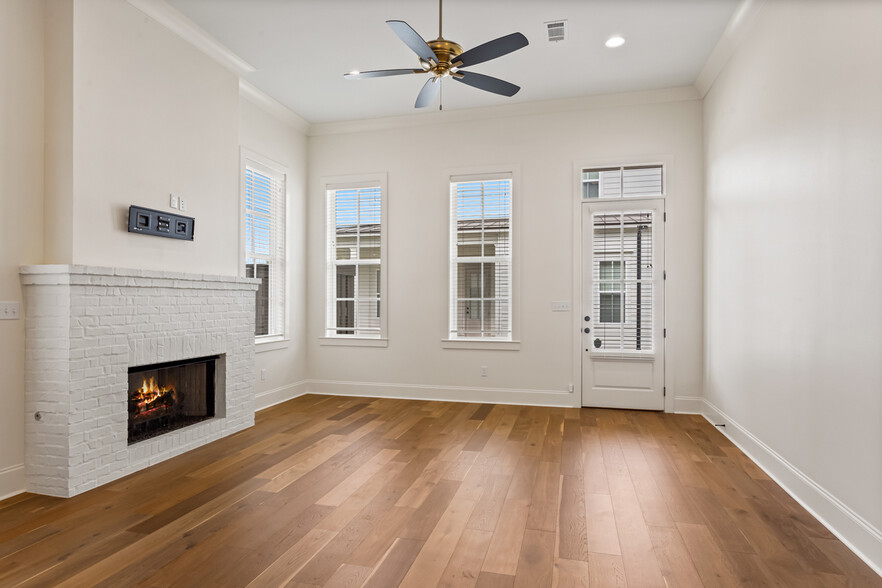 Building Photo - 10750 Moss Grove Ln