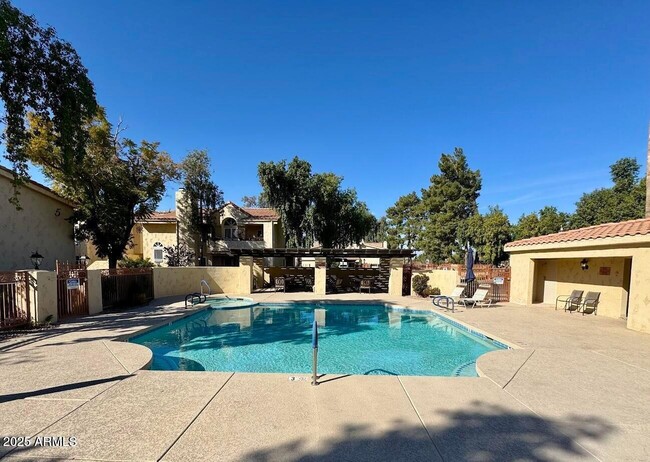 Building Photo - 1333 E Morten Ave