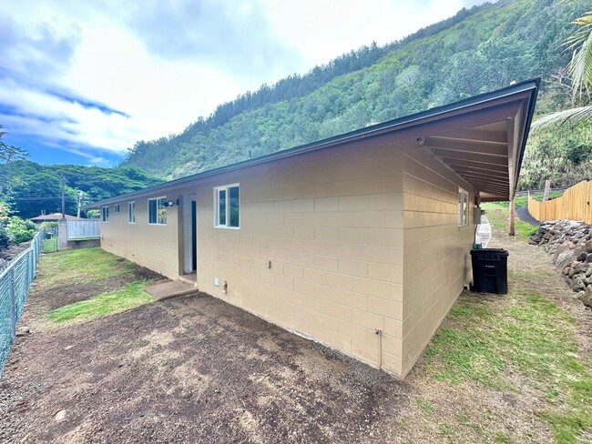 Building Photo - 3 Bedroom / 1 Bathroom Home on Iao Valley Rd!