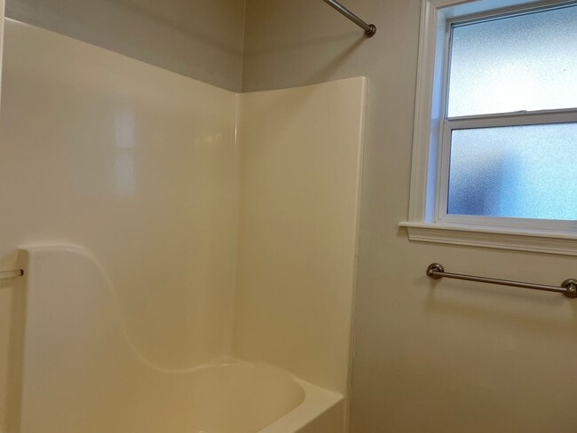 Building Photo - Stunning 3 Bedroom 2 Bath Home- Located in Friendly Central Point-Over 1600 Sq. Ft.