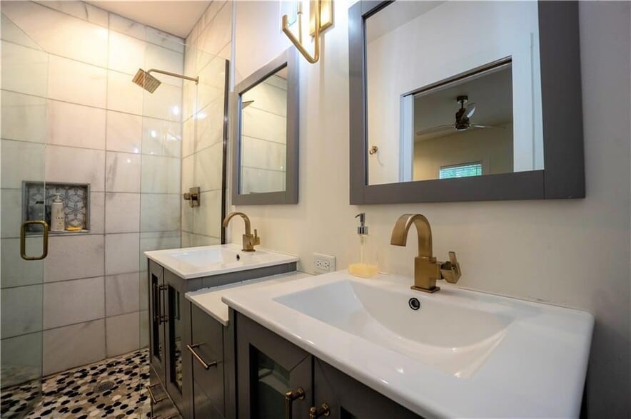 Building Photo - 811 King Rd