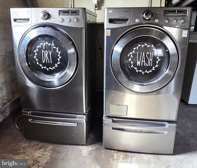 Building Photo - 215 Cowpath Rd