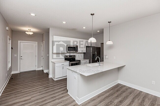 Building Photo - 5638 Fernwood Dr