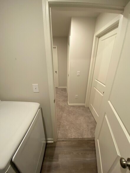 Building Photo - 427 Silo Ct