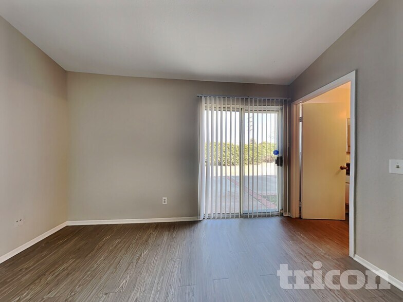 Building Photo - 105 S Lamarr St