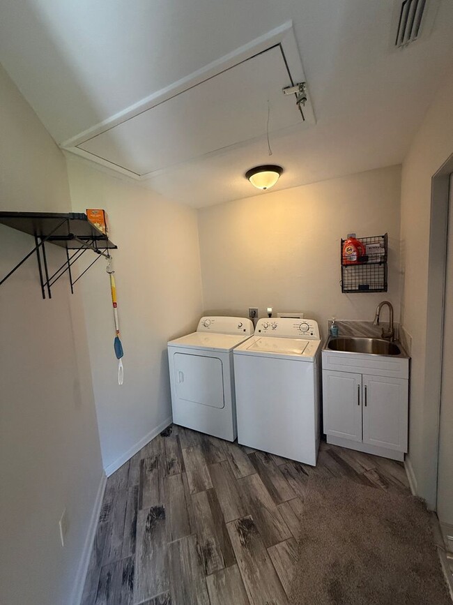 Building Photo - Classic Comfort in Rainbow Springs Country Club Estates