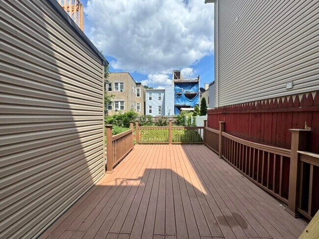 Building Photo - 170 Griffith St