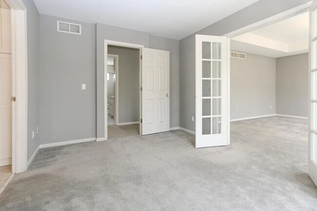 Building Photo - Rare 4 bed singe family super nice luxurio...