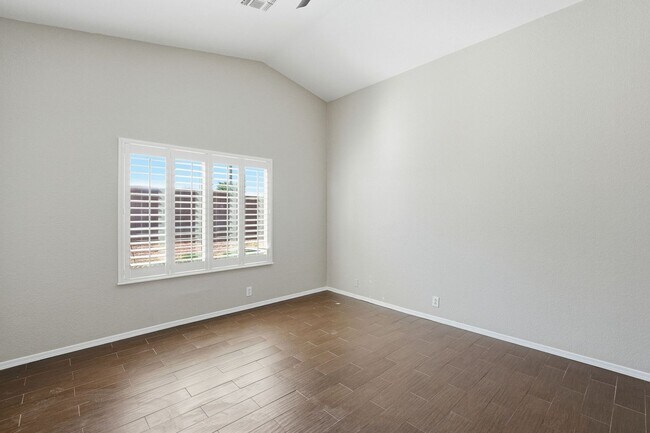 Building Photo - Three bedrooms PLUS Den! Ready to Move In