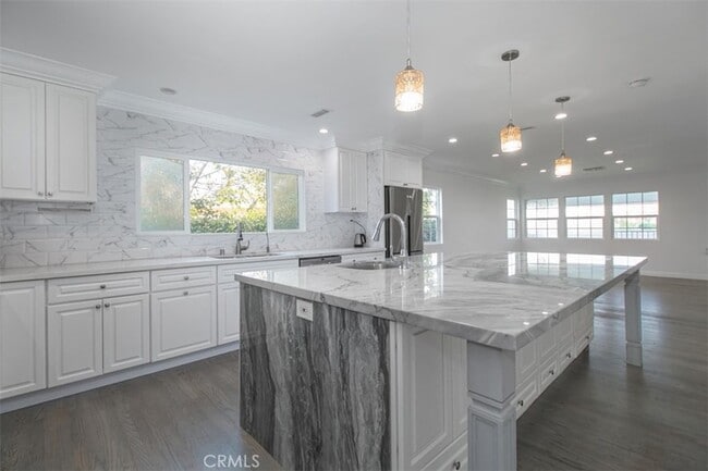 Building Photo - 6059 Vantage Ave