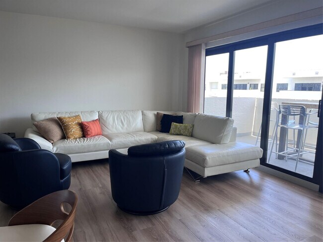 Building Photo - 330 SE 20th Ave