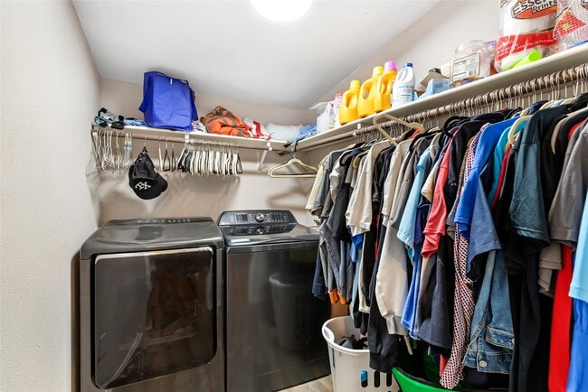 Building Photo - 218 Waterfall Dr