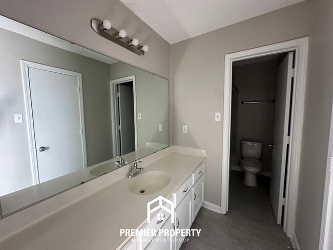 Building Photo - 6235 Shade Tree Dr