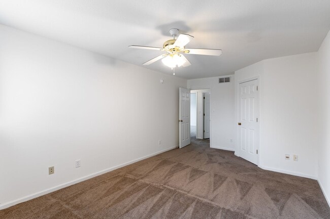 Building Photo - Huge 3 Bedroom, 2 Bath Town Home in SW Col...