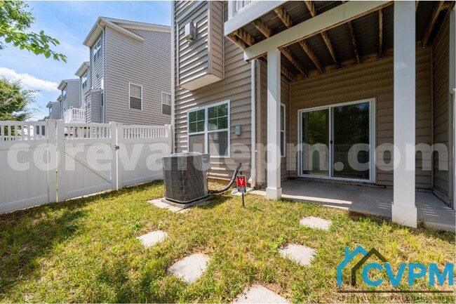 Building Photo - 1322 Chapel Centre Dr