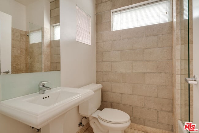 Building Photo - 717 Highland Ave