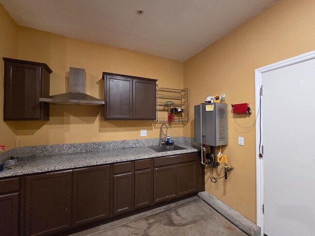 Building Photo - 705 Skansen St