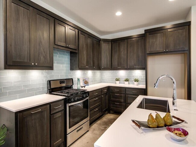 Building Photo - 5600 William Holland Ave