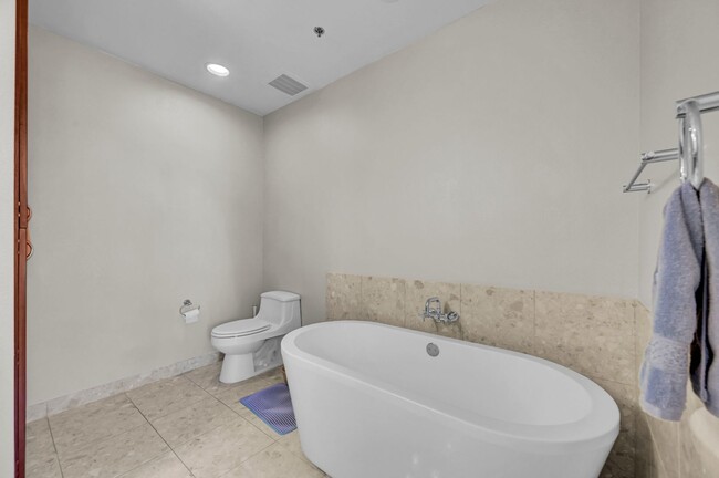 Building Photo - Fully Furnished 2 Bedroom 2 Bath High Rise with Strip Views
