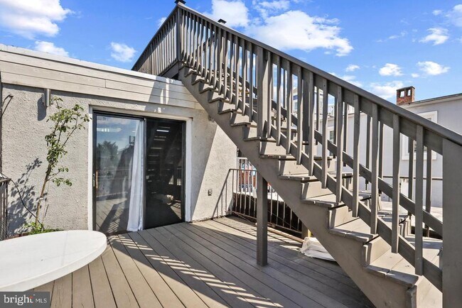 Building Photo - 730 Light St St