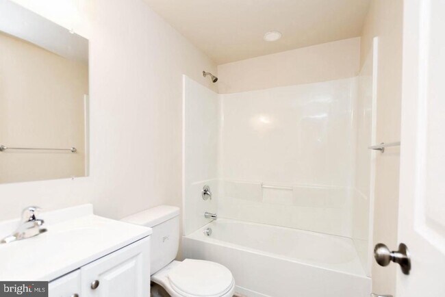 Building Photo - 20569 Strath Haven Dr