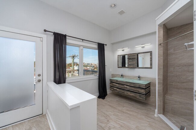 Building Photo - 128 S Ellwood Ave